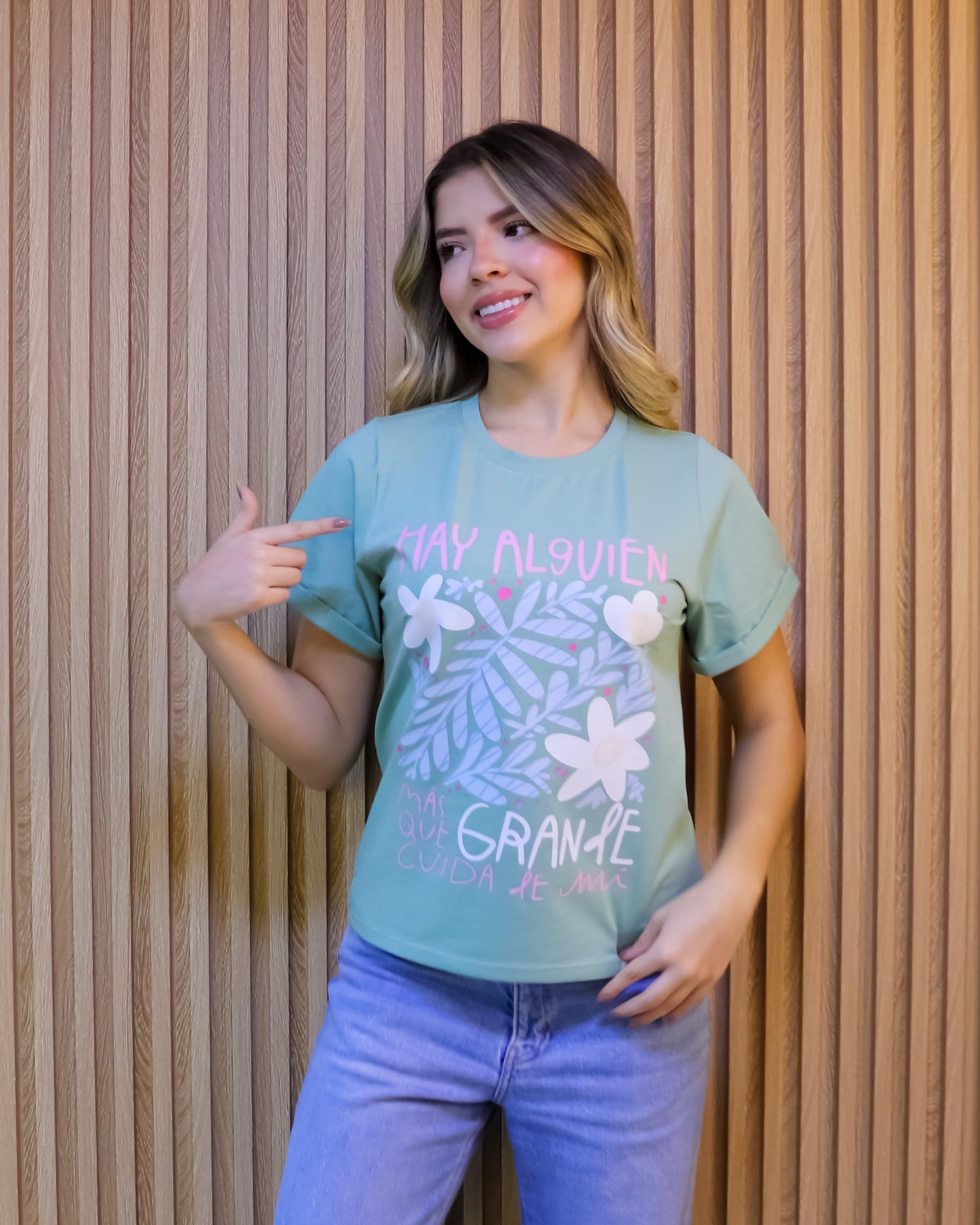 Camiseta Mujer Tela Fría – “Hay Alguien Más Grande” Maitex