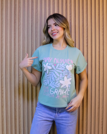 Camiseta Mujer Tela Fría – “Hay Alguien Más Grande” Maitex