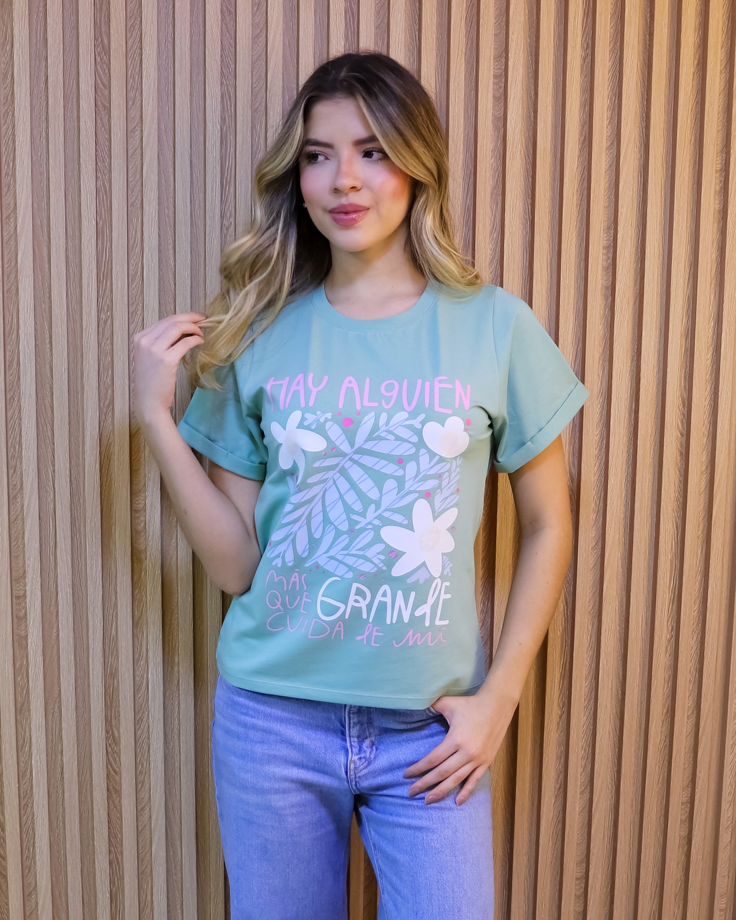 Camiseta Mujer Tela Fría – “Hay Alguien Más Grande” Maitex