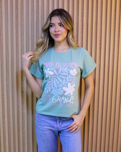 Camiseta Mujer Tela Fría – “Hay Alguien Más Grande” Maitex