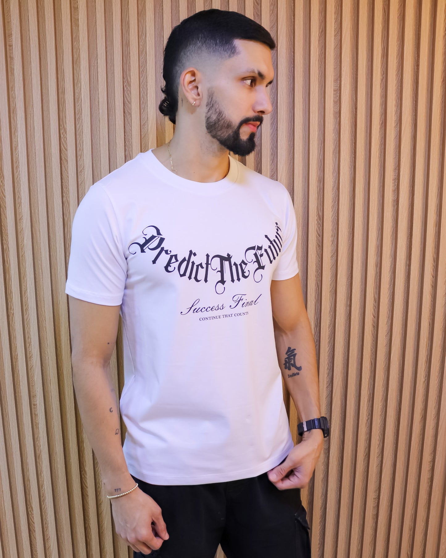 Camiseta Hombre Tela Fría – “Predic The Future” Maitex