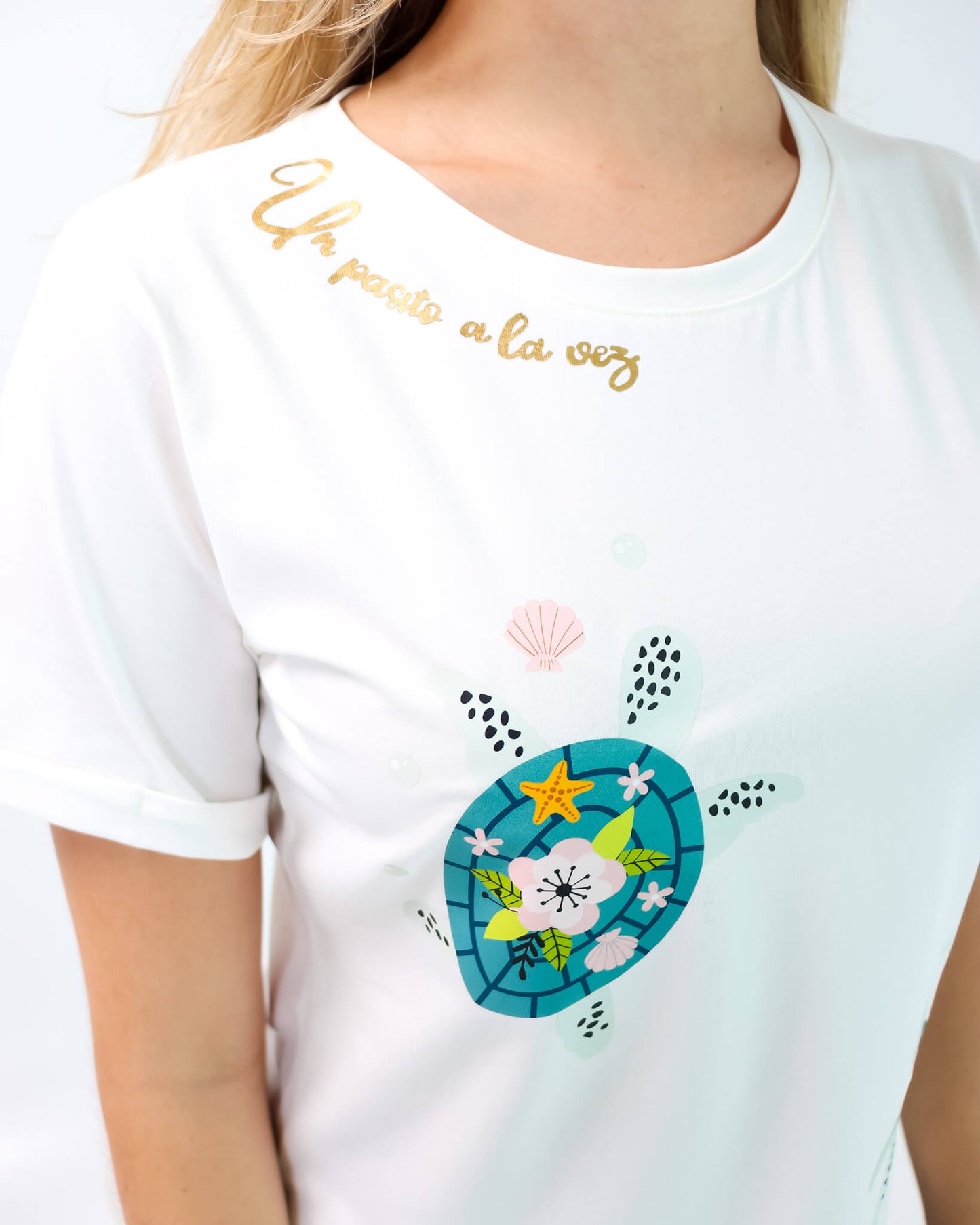 Camiseta de Mujer "Un pasito a la vez" en Tela Fría | Maitex