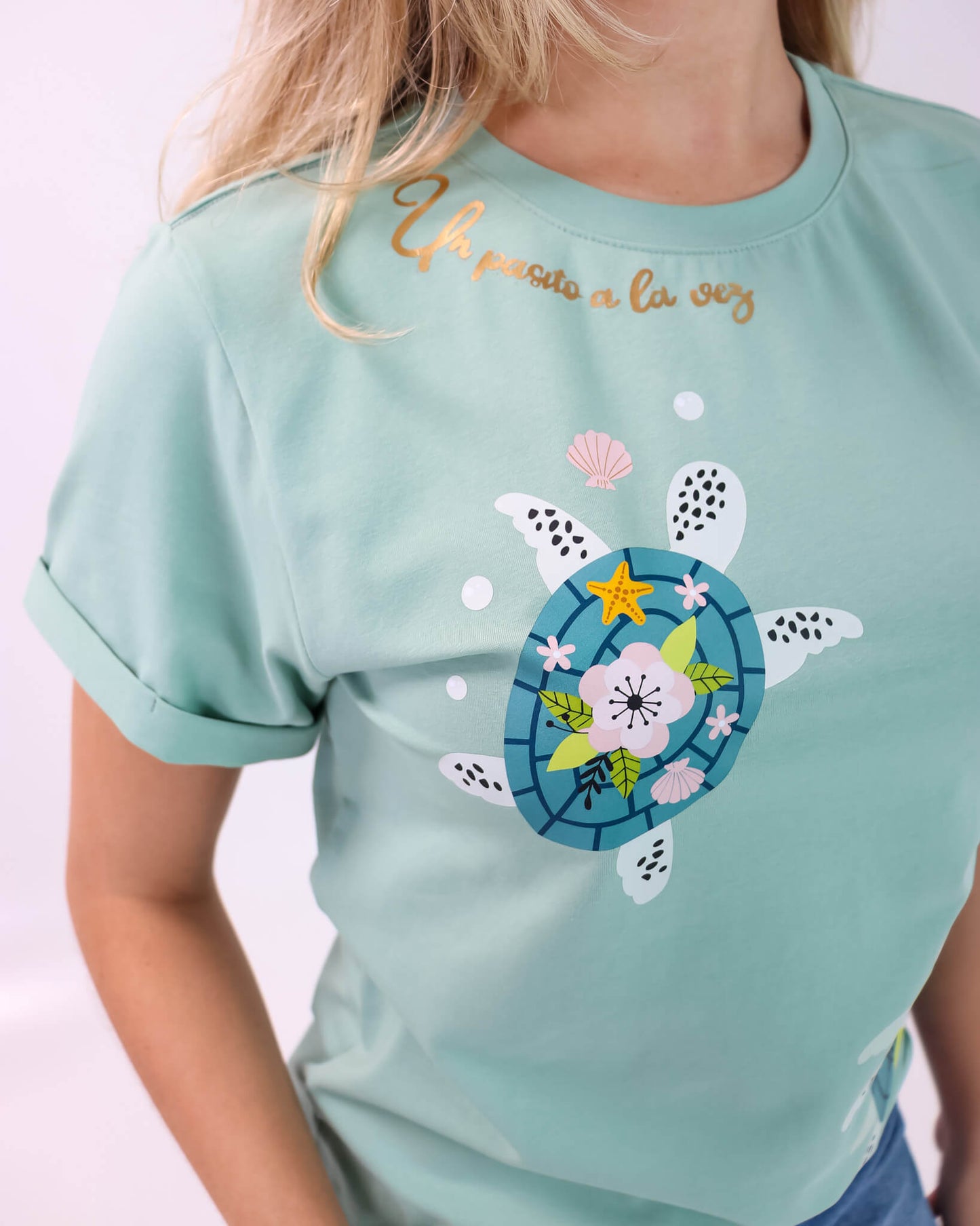 Camiseta de Mujer "Un pasito a la vez" en Tela Fría | Maitex