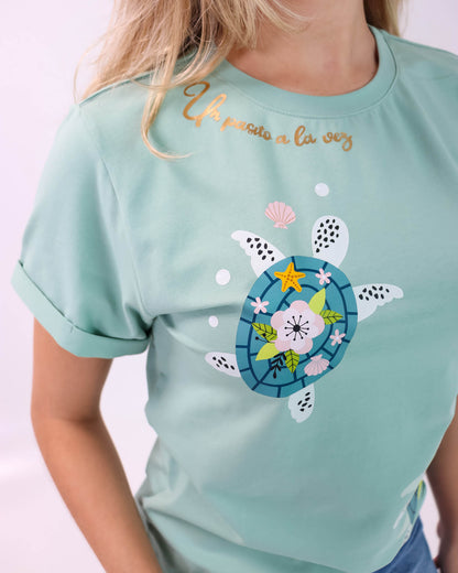 Camiseta de Mujer "Un pasito a la vez" en Tela Fría | Maitex